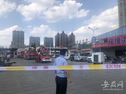 合肥一建材家具市场商铺起火追踪 起火建筑被烧塌 明火已被扑灭